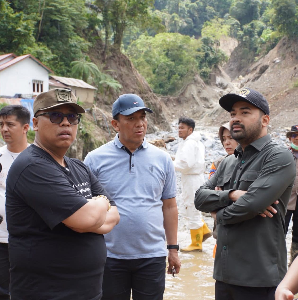 Anggota DPR RI, Zigo Rolanda didampingi Wako Hendri, tinjau lokasi bencana jembatan Kembar, Sabtu (29/11/2025).
